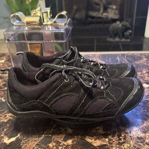 “SOLD” G.H. Bass & Co. Fenton Women's Black Sneakers - Size 8M